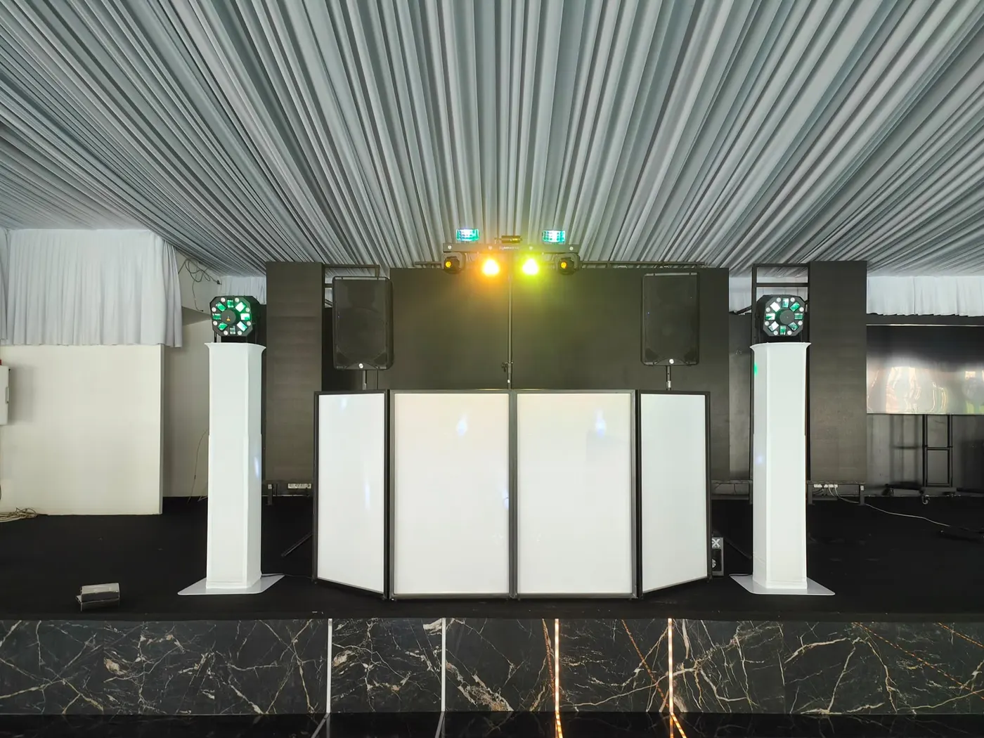 Cabine DJ Krys Events installée dans une salle d'événement